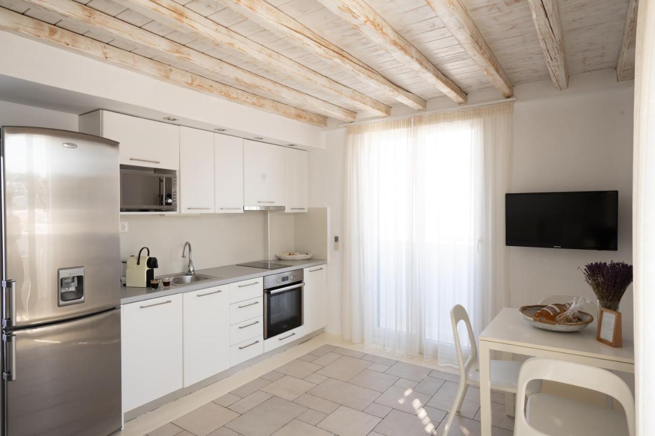 Blue, White And Grey Suites Орнос Экстерьер фото