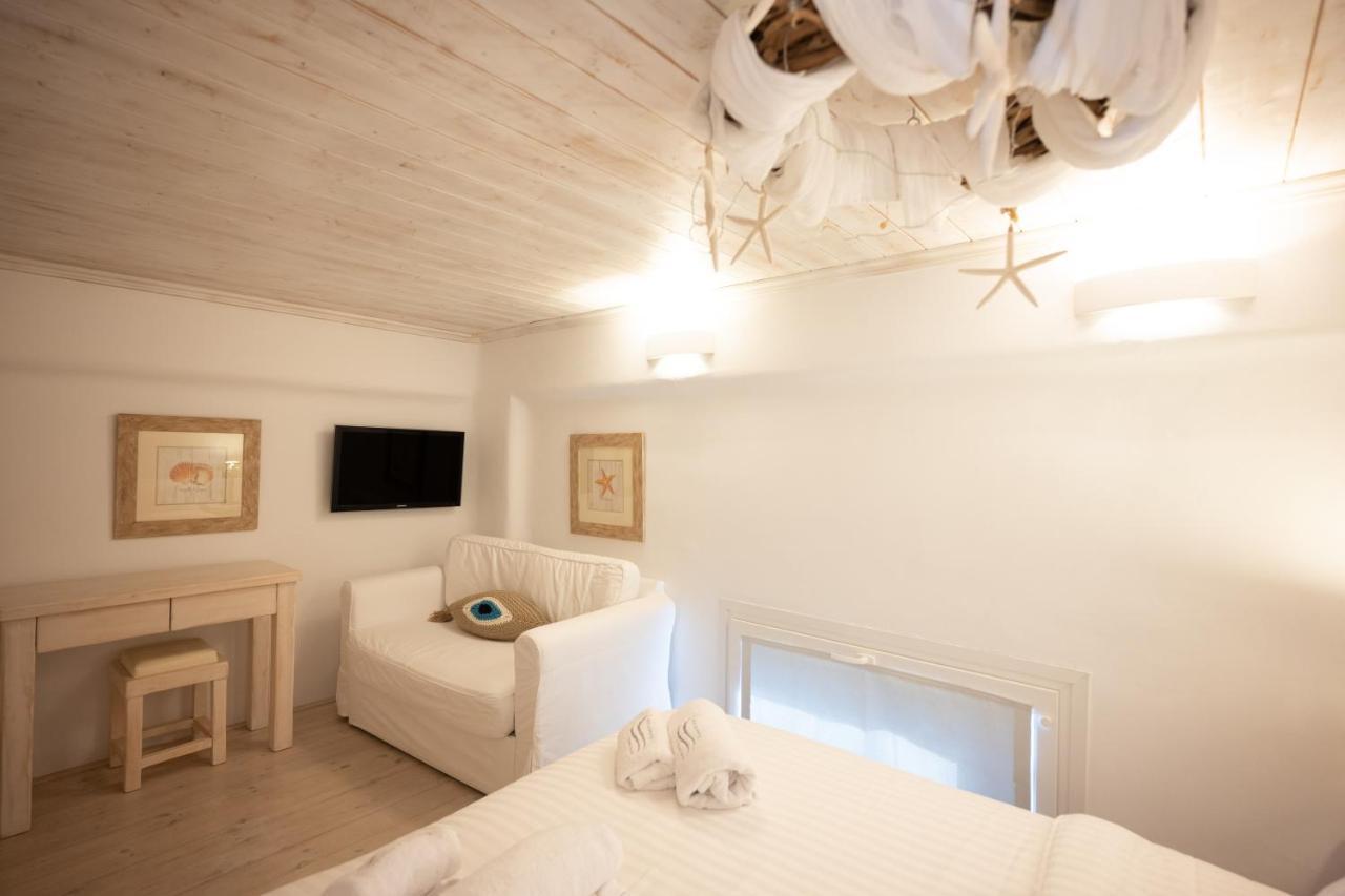 Blue, White And Grey Suites Орнос Экстерьер фото