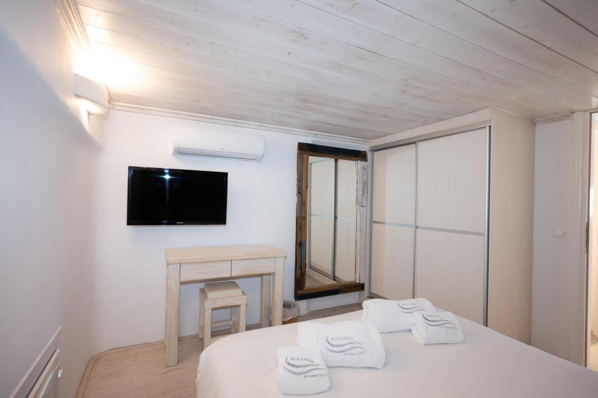 Blue, White And Grey Suites Орнос Экстерьер фото