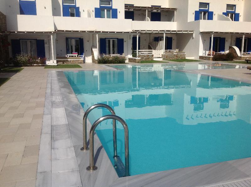 Blue, White And Grey Suites Орнос Экстерьер фото
